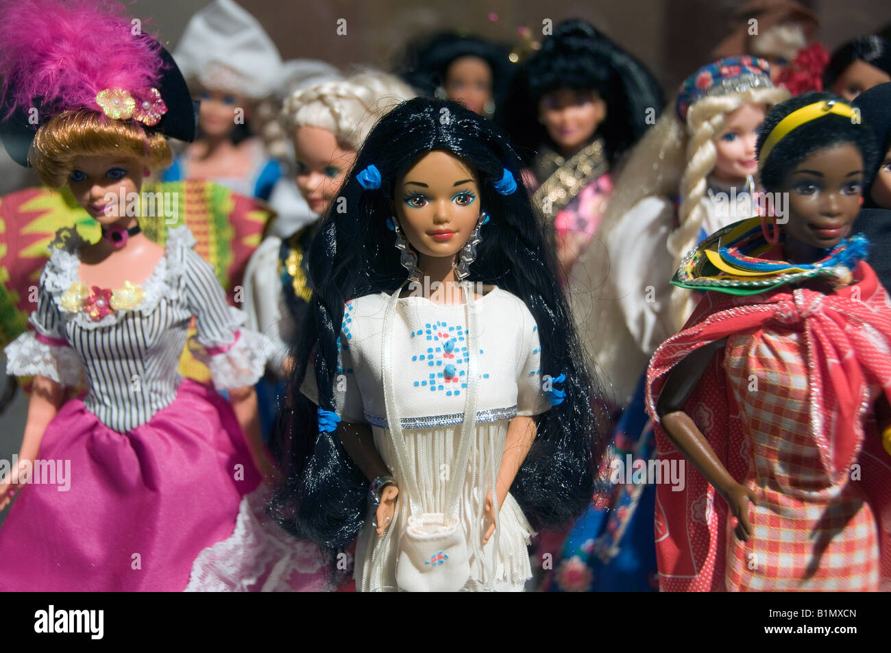 Muñeca Nativa Americana Barbie en medio de la multi cultura muñeca Barbie  se exhibe en el museo judío en Berlín Alemania Fotografía de stock - Alamy