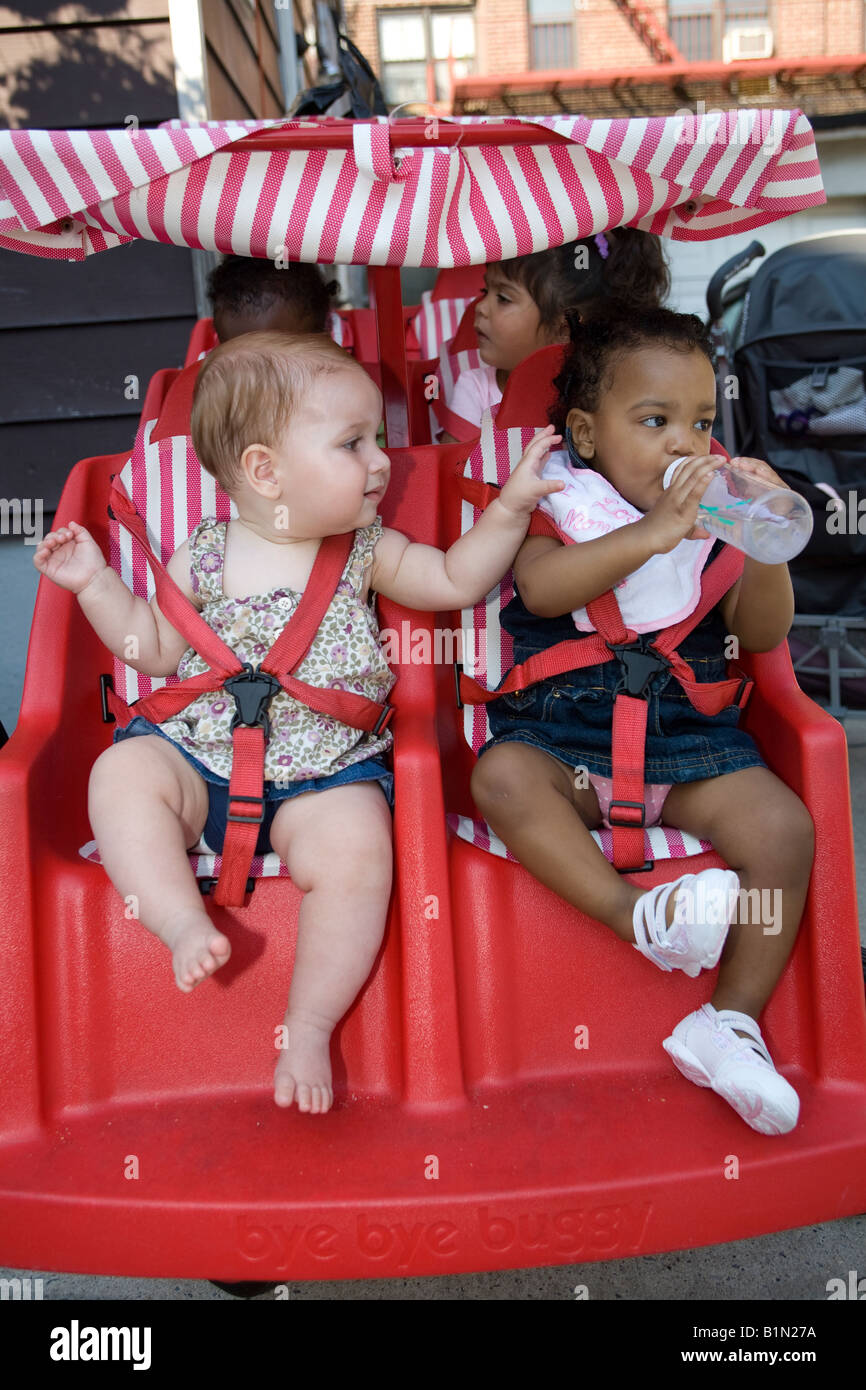 Guardería infantil preescolar multicultural en Brooklyn, New York Foto de stock