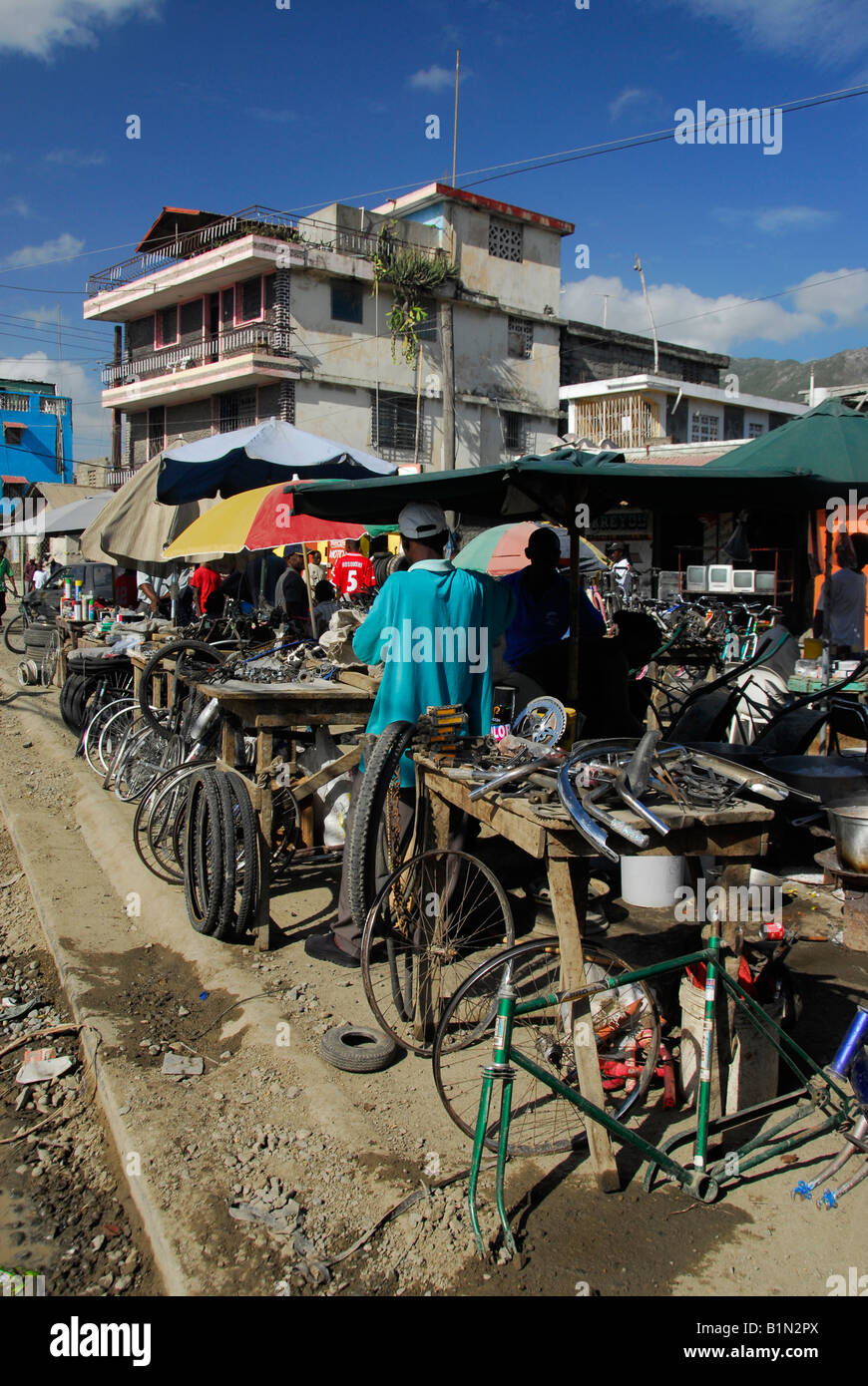 Tienda de bicicletas en la esquina de la calle central de Cap Haitien,  Haití Fotografía de stock - Alamy
