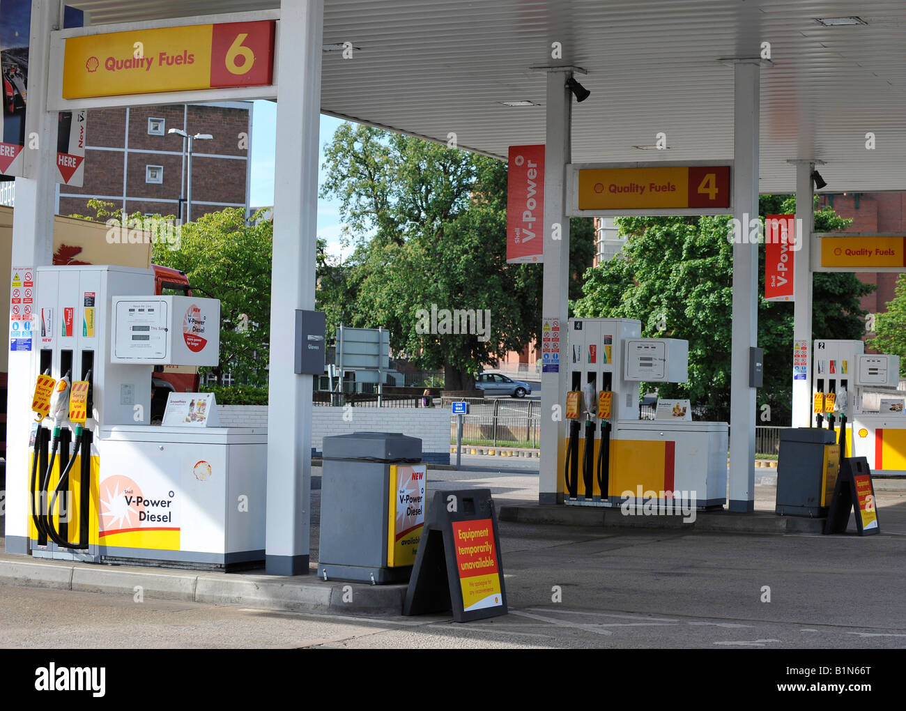 La gasolina sin plomo y el gasóleo bombas fuera de uso no disponible en una gasolinera Shell Foto de stock