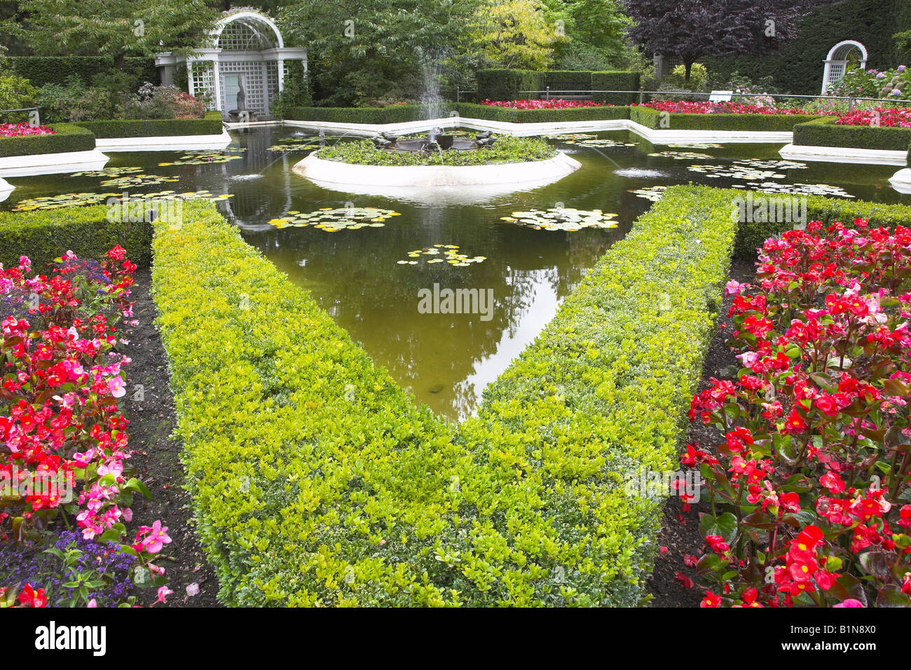 Cama de flor del estanque y una fuente en el parque fino en Canadá Foto de stock