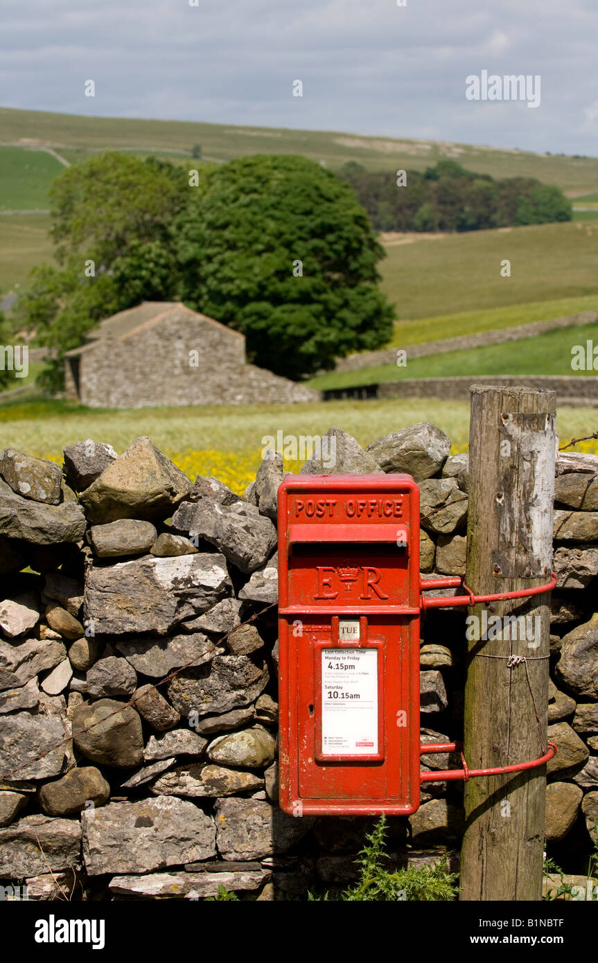 Casilla postal abrochado al post en entorno rural Ravenstonedale Cumbria Foto de stock