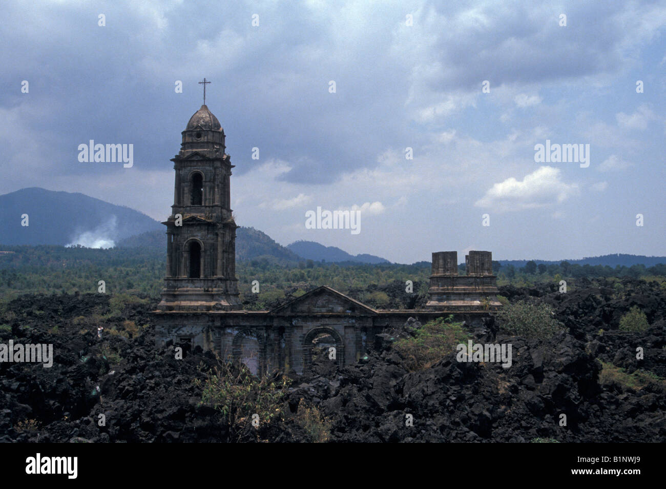 Iglesia de San Juan Parangaricutiro enterrada por el volcán Parícuta en  1943 (o Volcán de Parícuta) Michoacán, México Fotografía de stock - Alamy