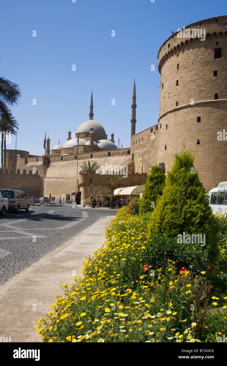 Lechos de flores y jardines fuera de la Mezquita de Alabastro y la Ciudadela en El Cairo Egipto Foto de stock