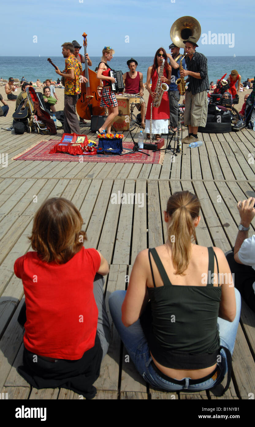 La playa de Barcelona, la banda de música juega para el público, Barcelona, España Foto de stock