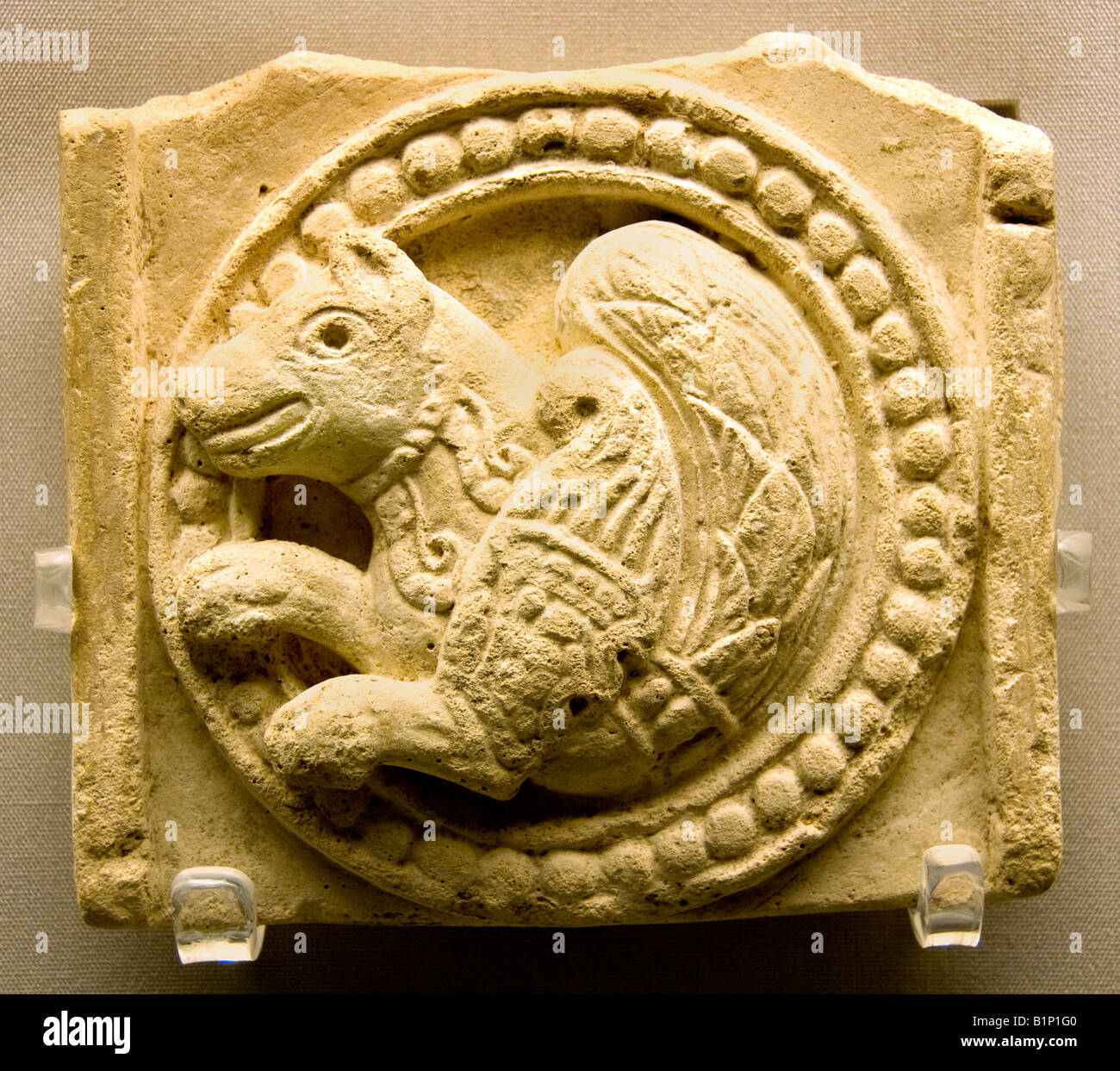 Placa de estuco senmury Chal Tarkan irán 7th siglo 8 DC Sasán bestia mítica Islámicos tempranos Foto de stock