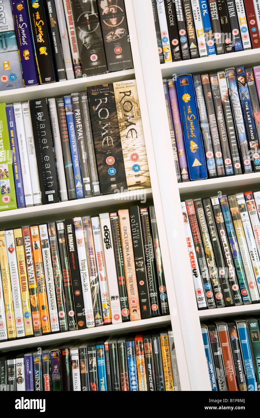 Casa estanterías llenas de películas DVD DVD Fotografía de stock - Alamy