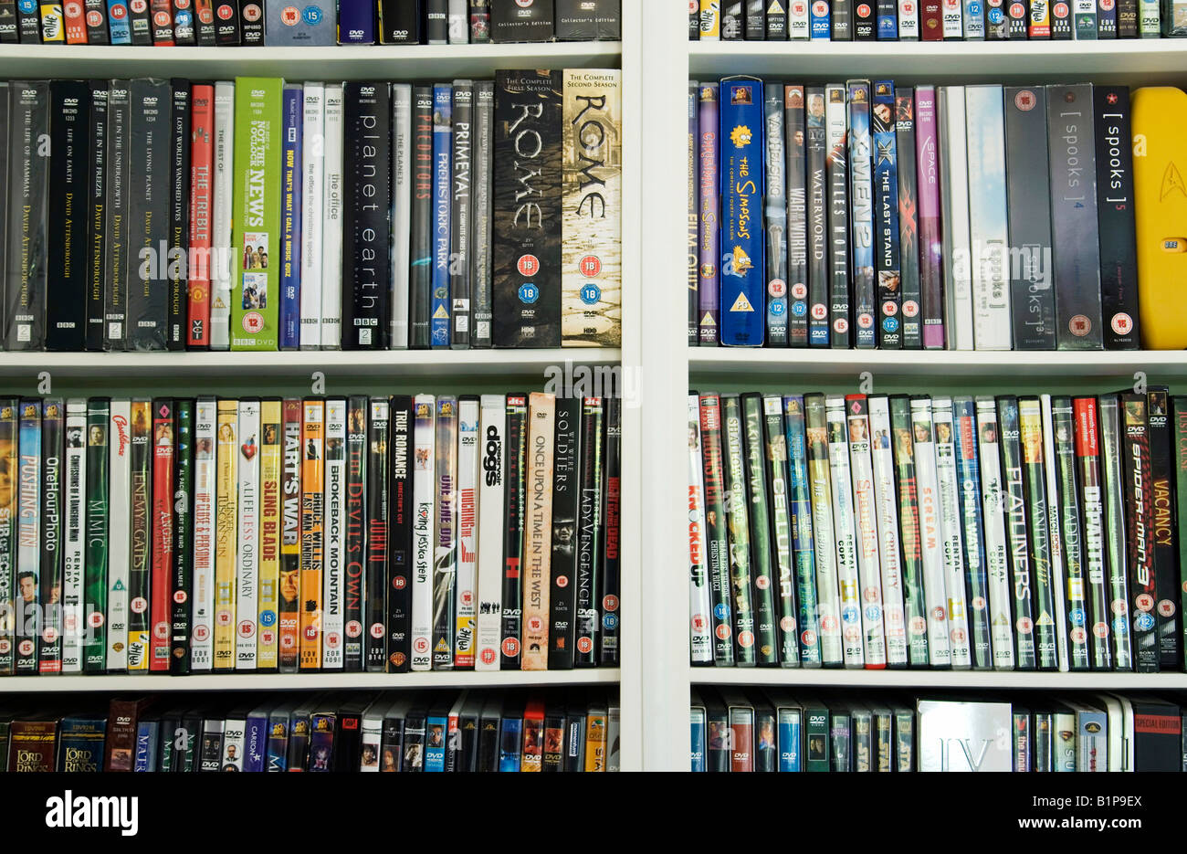 Casa estanterías llenas de películas DVD DVD UK Fotografía de stock - Alamy