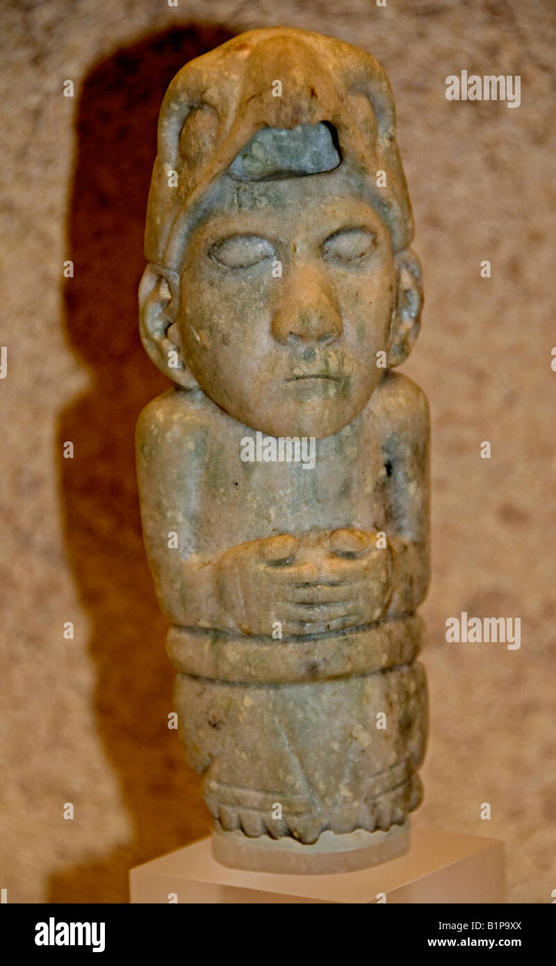 Aztec warrior sculpture fotografías e imágenes de alta resolución - Alamy