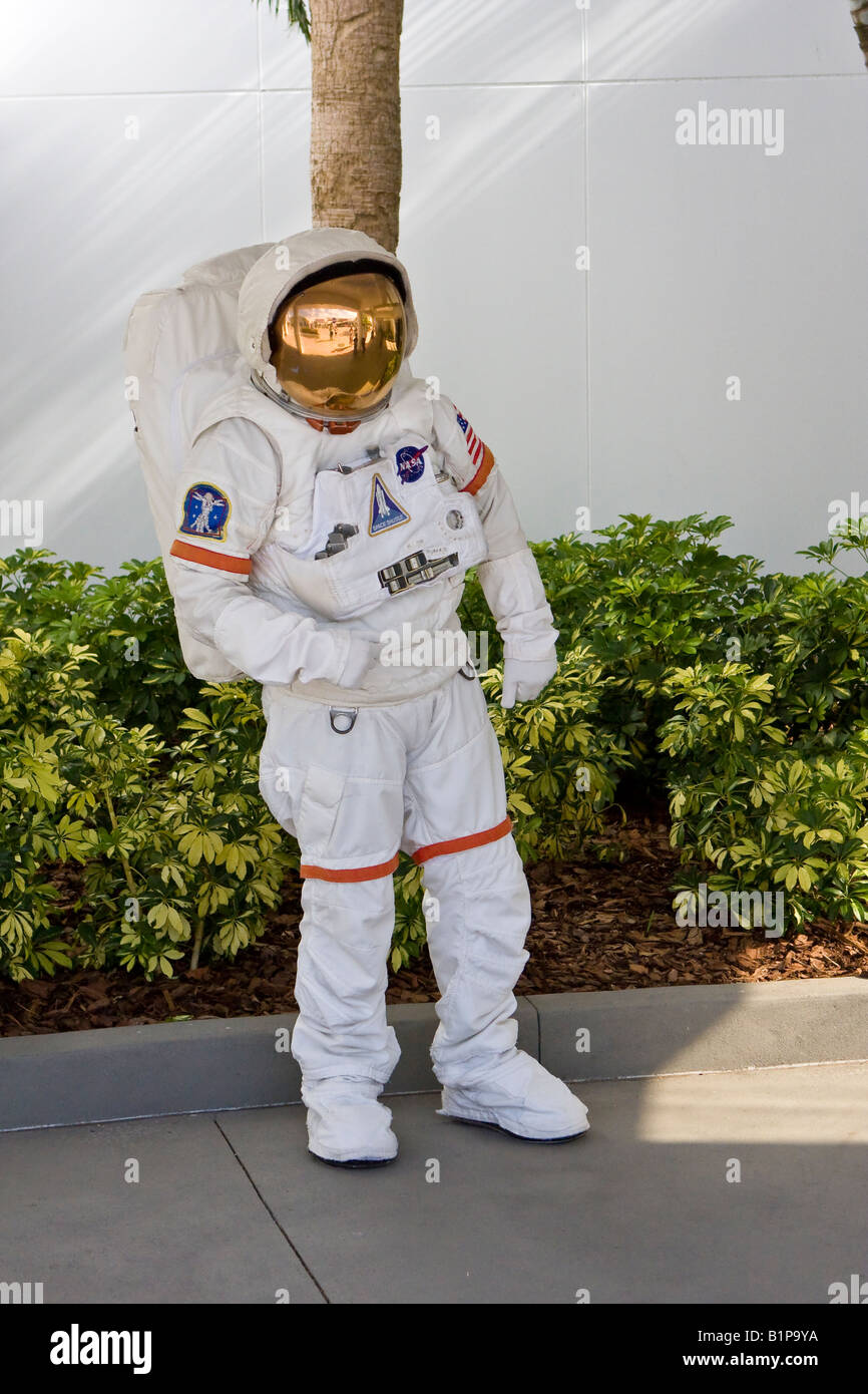 Carácter de un astronauta real traje espacial astronauta de la NASA en el  Centro Espacial Kennedy en Cabo Cañaveral, Florida, EE.UU Fotografía de  stock - Alamy
