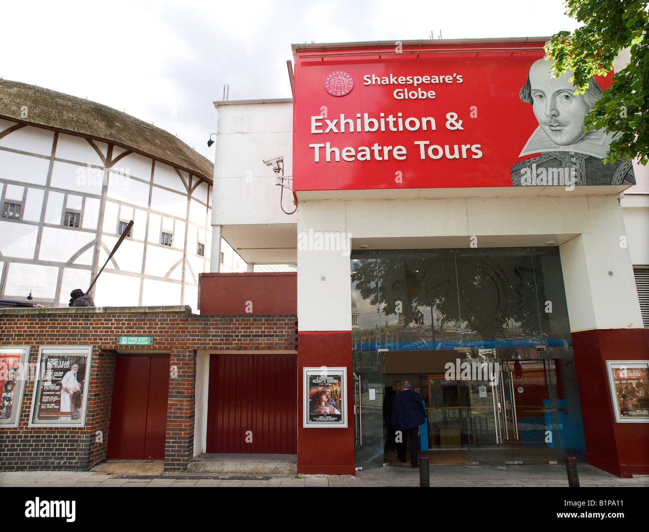 Entrada de Shakespeare's Globe Theatre el South Bank de Londres, Inglaterra Foto de stock