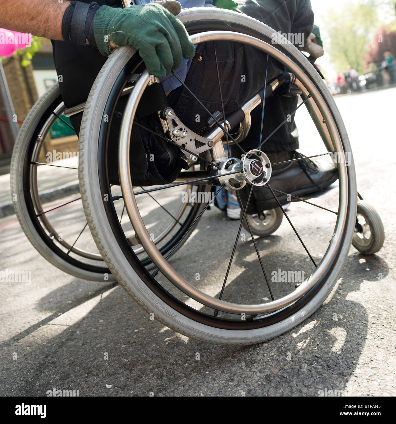 Cerrar detalle de persona en silla de ruedas mano enguantada. Ningún