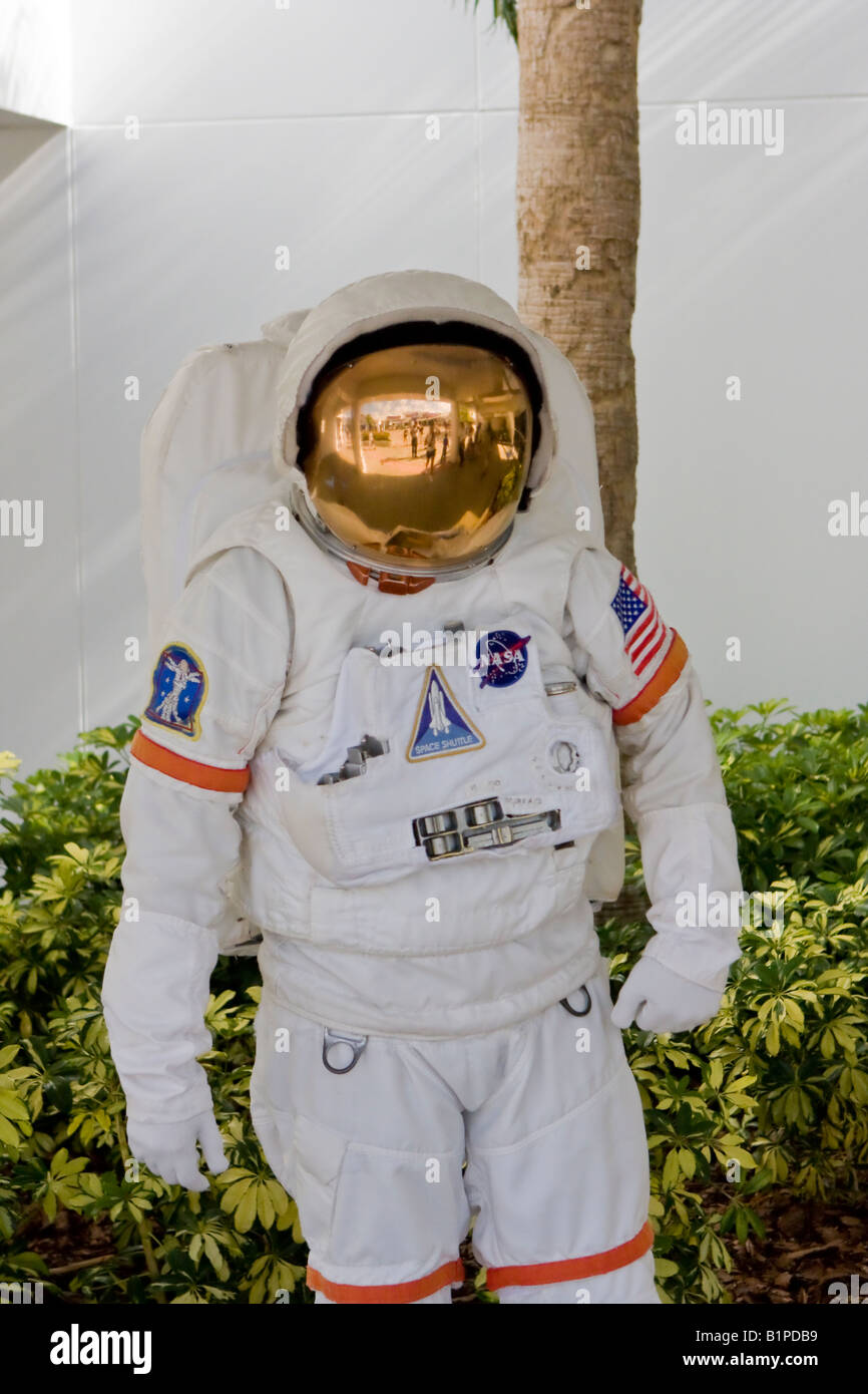 Carácter de un astronauta real traje espacial astronauta de la NASA en el  Centro Espacial Kennedy en Cabo Cañaveral, Florida, EE.UU Fotografía de  stock - Alamy