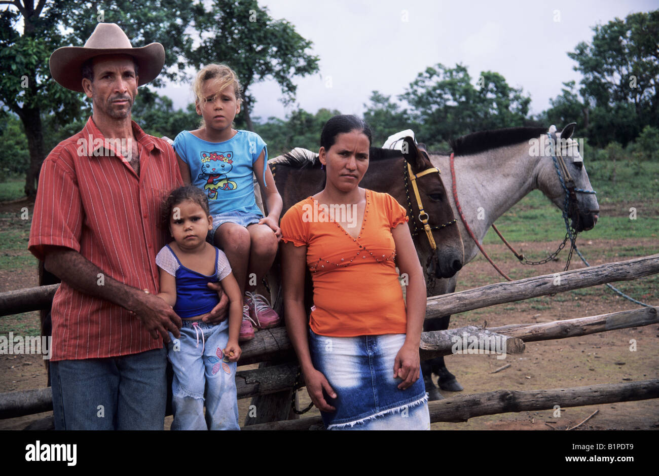 Retrato de familia país chapada da piteira altiplano brasileño goiás brasil Foto de stock