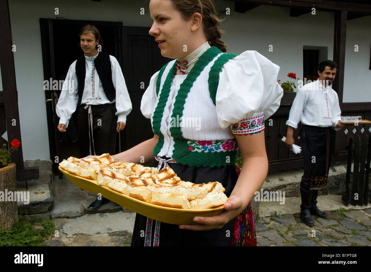 Trajes tradicionales / HOLLOKO / Nograd County / Hungría Foto de stock