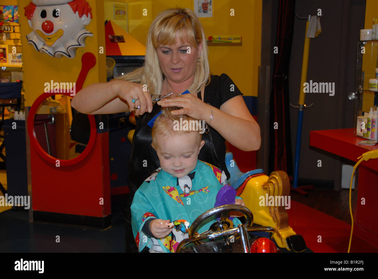 Cuando un niño está listo para su primer corte de pelo de los niños en una  peluquería Fotografía de stock - Alamy