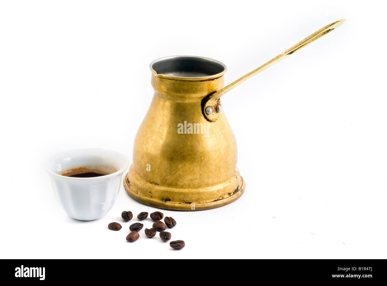 Árabe de cobre pequeña cafetera con café y copa aislado en blanco  Fotografía de stock - Alamy