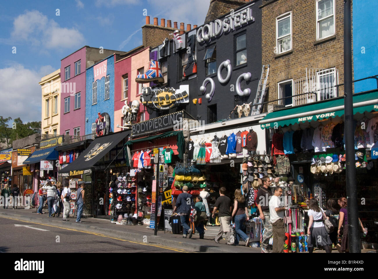 Las tiendas que venden ropa gótica y souvenirs Camden Street London Fotografía de stock - Alamy