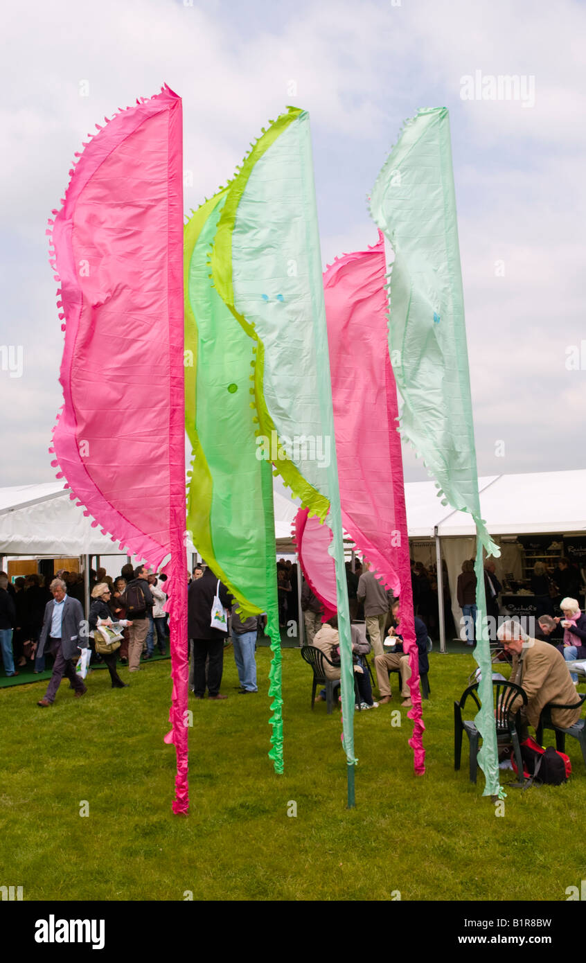 Bandera de coloridas pancartas en The Guardian Hay Festival 2008 heno en Wye Gales Powys UK EU Foto de stock