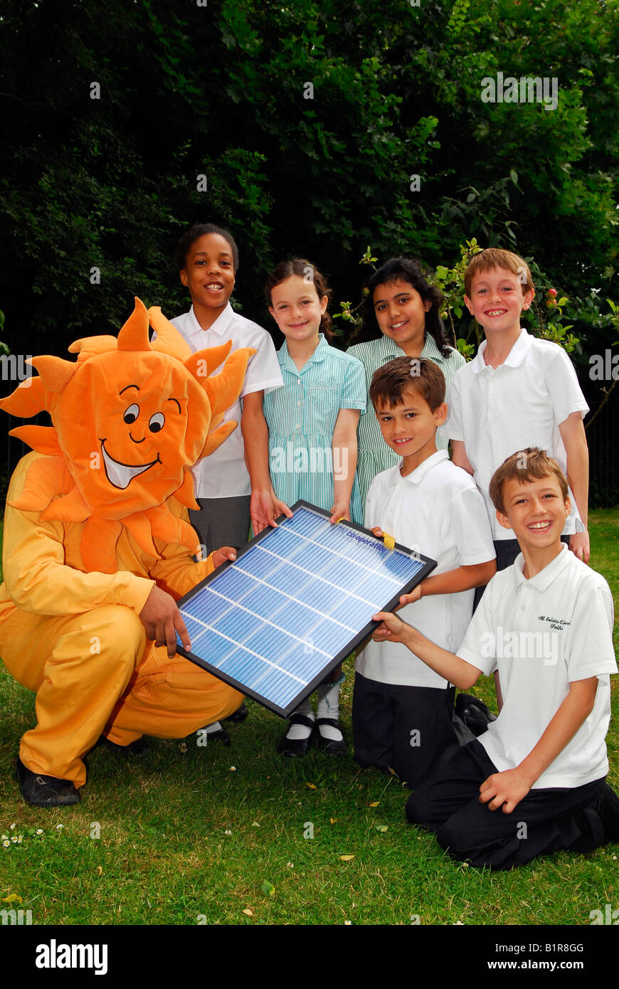 Los alumnos de la escuela primaria se deleitan en tener paneles solares instalados en su escuela primaria de todos los santos Fulham Londres Foto de stock