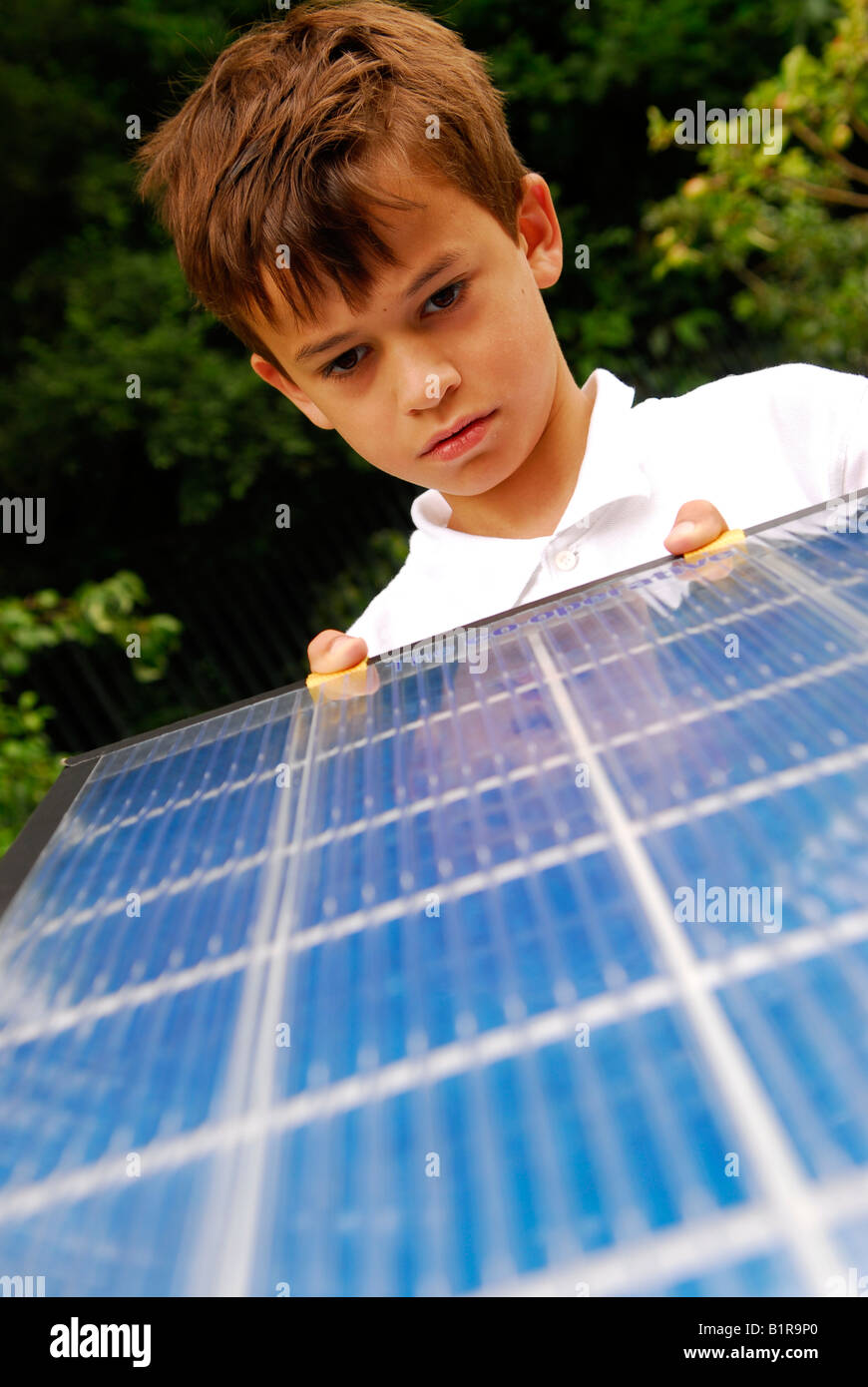 Alumno de la escuela de 9 años estudiando un panel solar, la escuela primaria de todos los santos, Fulham, Londres, Reino Unido. Foto de stock