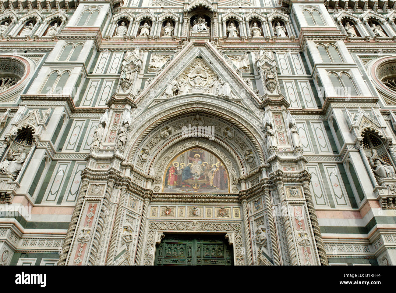 Fassade mármol decorado de la catedral, el Duomo de Santa Maria del Fiore, sitio del patrimonio mundial de la UNESCO, Florencia, Toscana, Italia, E Foto de stock