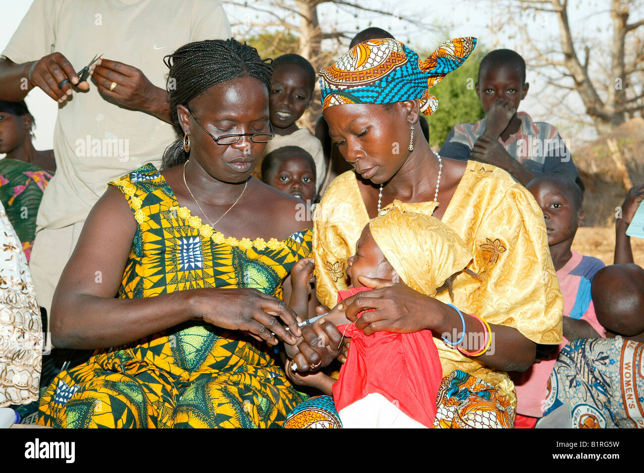 Niño que se inyecta, examen médico preventivo, Houssere Faorou, Camerún, África Foto de stock