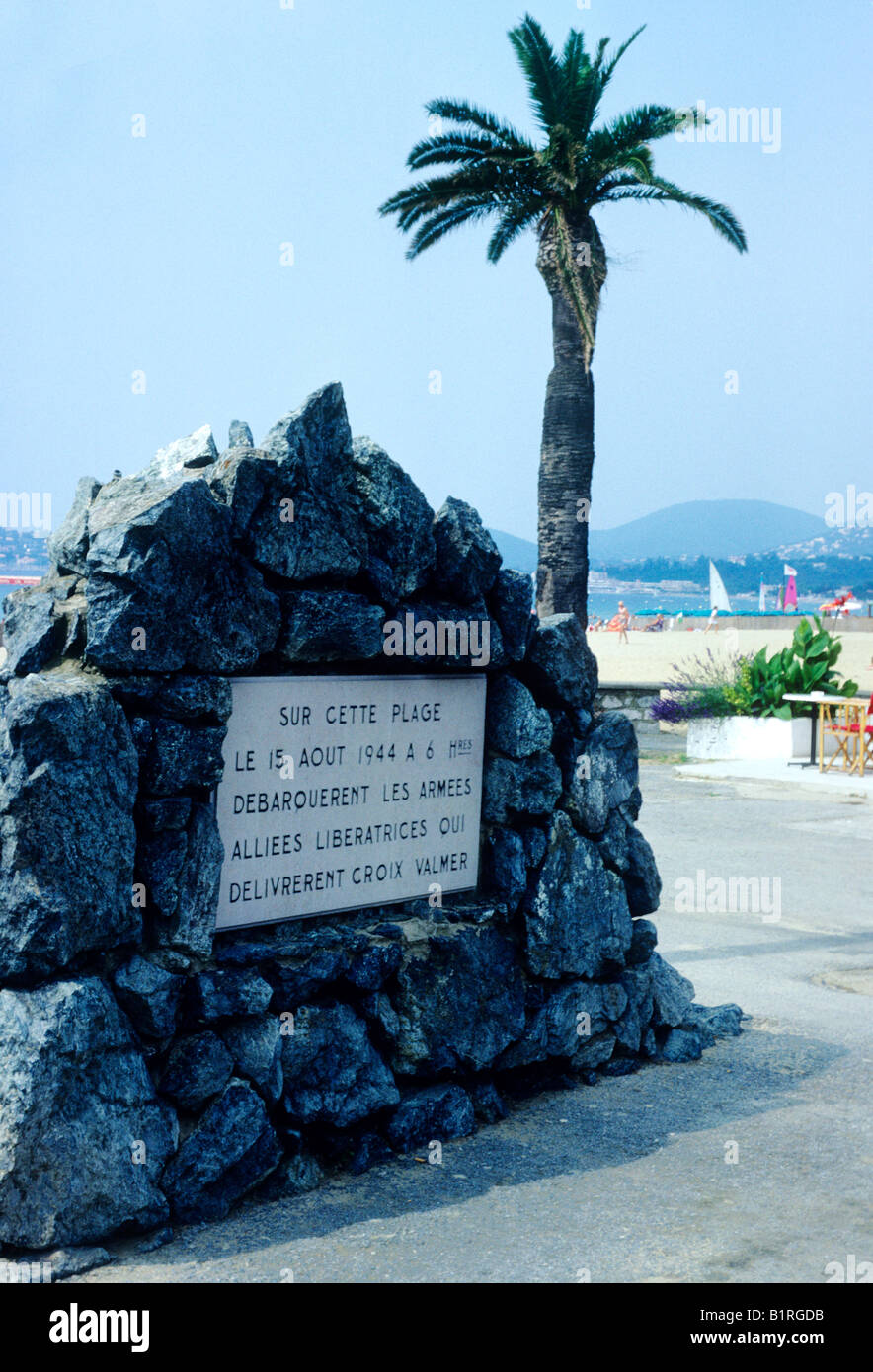 La Croix Valmer playa segunda guerra mundial placa conmemorativa de la liberación de Francia por los aliados 1944 lugar de desembarco aliado Cote d'Azur Foto de stock