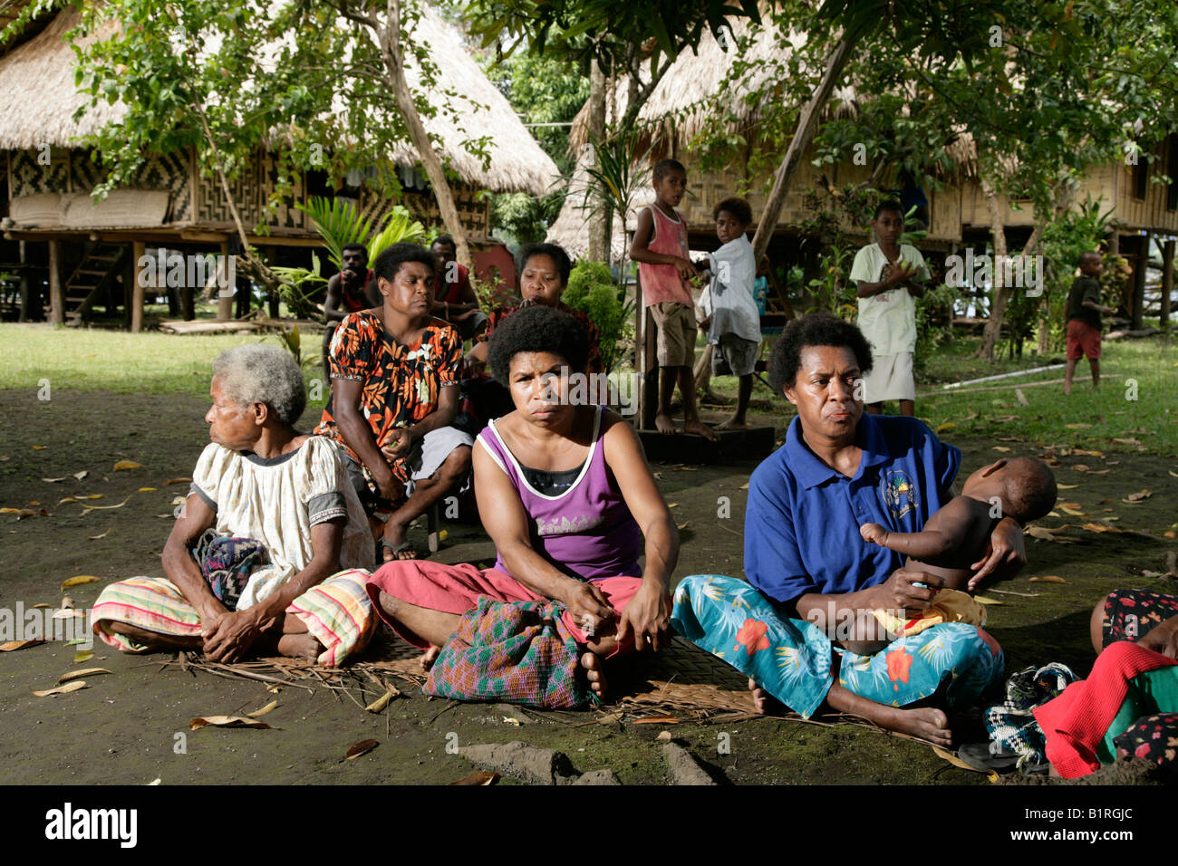 Una reunión de la comunidad de la aldea, Mindre, Papua Nueva Guinea, Melanesia Foto de stock