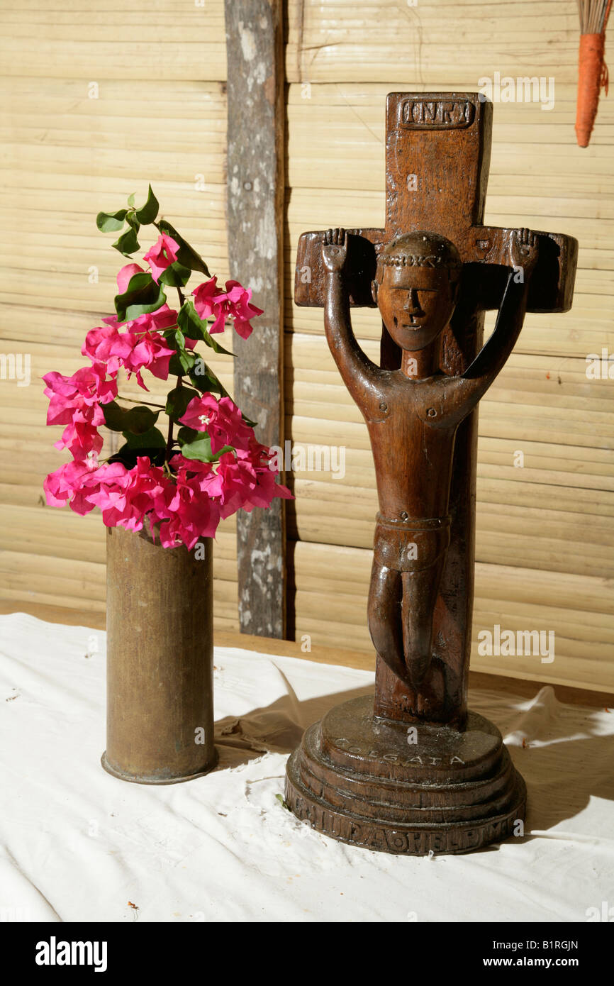 Crucifijo de madera tallada, que tradicionalmente la figura de Cristo en un altar, Mindre village, Papua Nueva Guinea, Melanesia Foto de stock