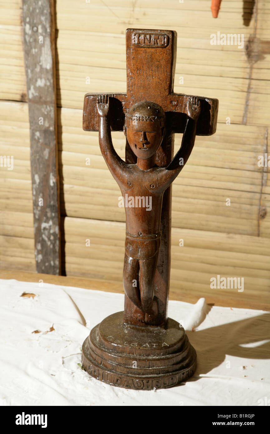 Crucifijo de madera tallada, que tradicionalmente la figura de Cristo en un altar, Mindre village, Papua Nueva Guinea, Melanesia Foto de stock