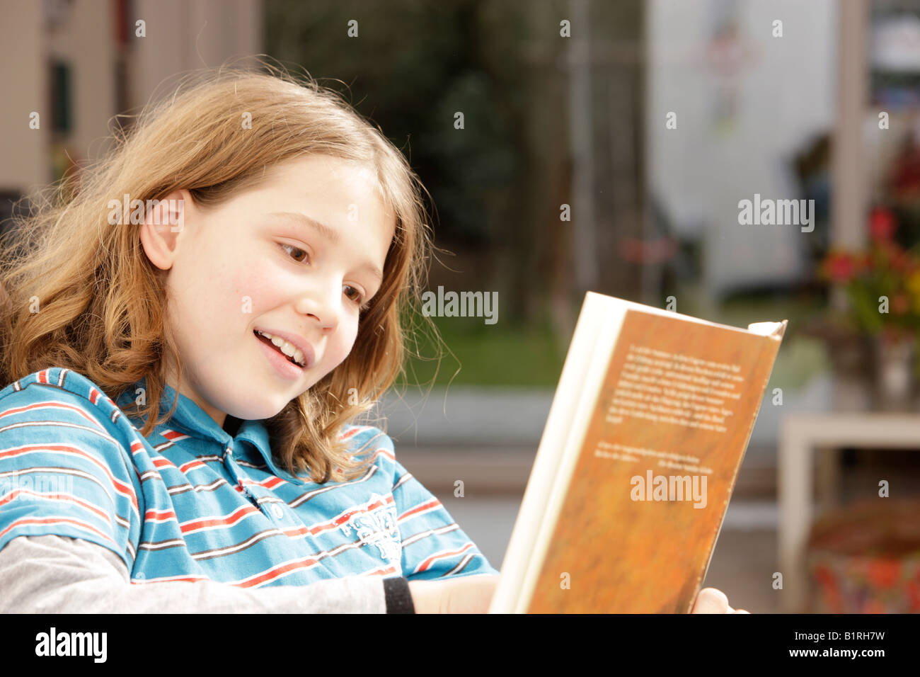 Niña de 8 años de edad leyendo un libro fotografías e imágenes de alta  resolución - Alamy