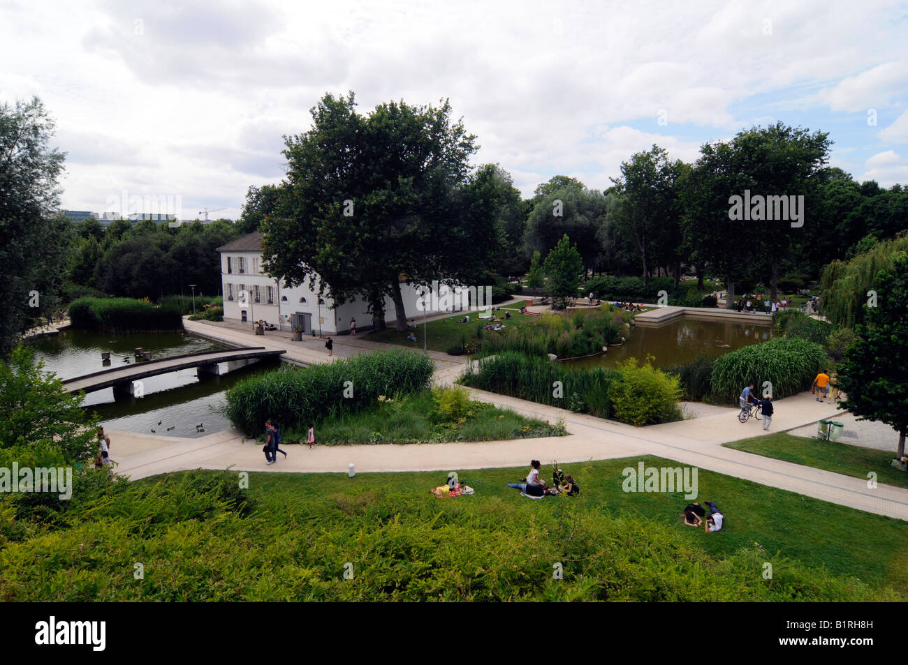 Descripción general del Parc de Bercy, un jardín ajardinado en los 90s. Foto tomada en París, Francia Foto de stock