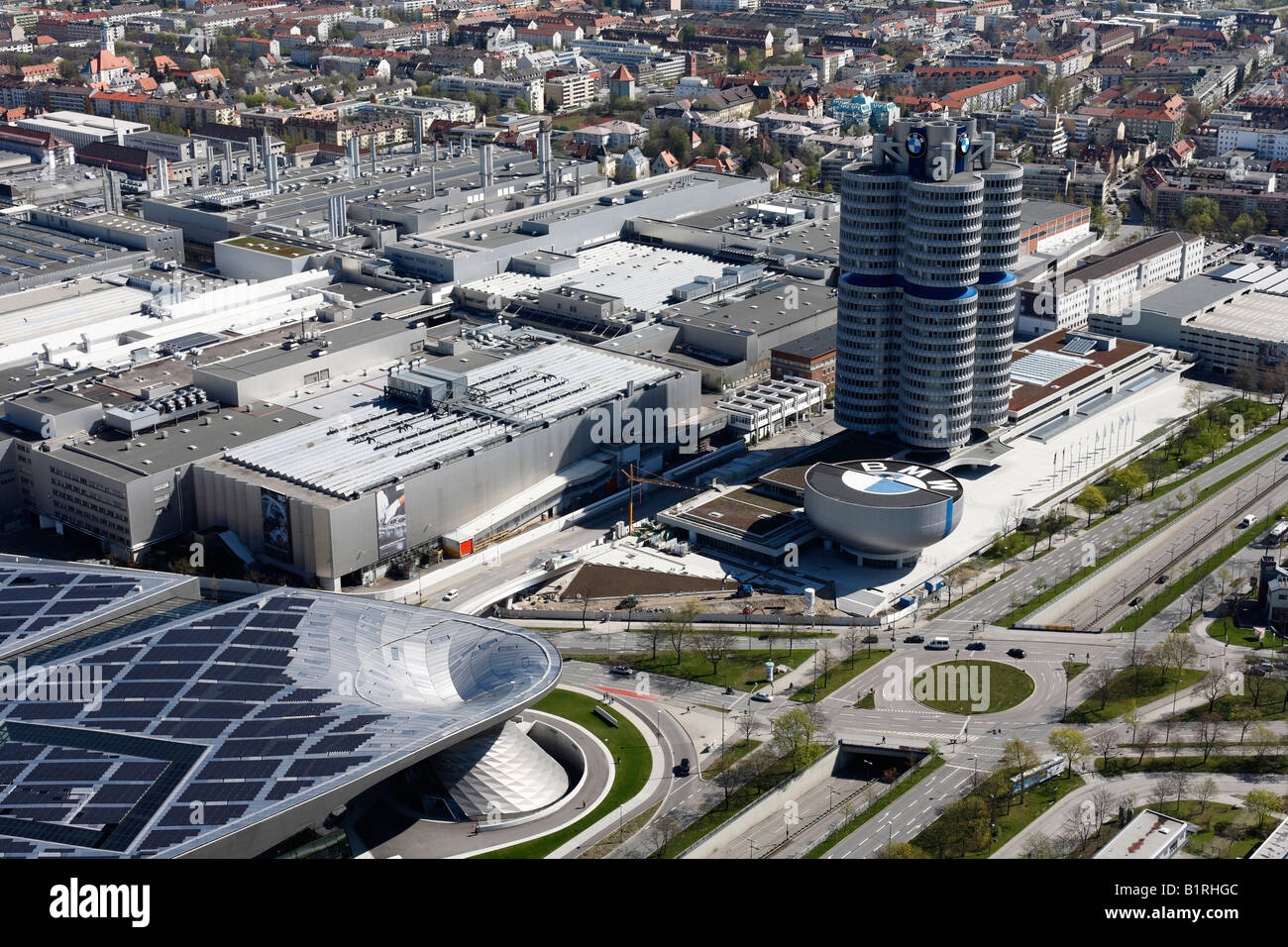 Vista de la torre de televisión más BMV Mundo y la construcción de la sede de BMW, Munich, Baviera, Alemania, Europa Foto de stock