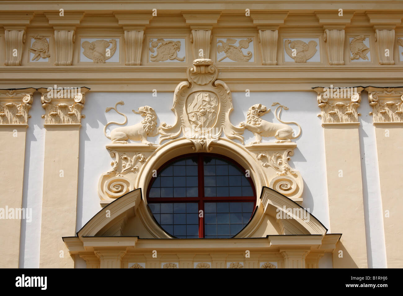 Fassade encima de la entrada principal, Palacio Schleissheim Oberschleissheim, cerca de Munich, la Alta Baviera, Alemania, Europa Foto de stock