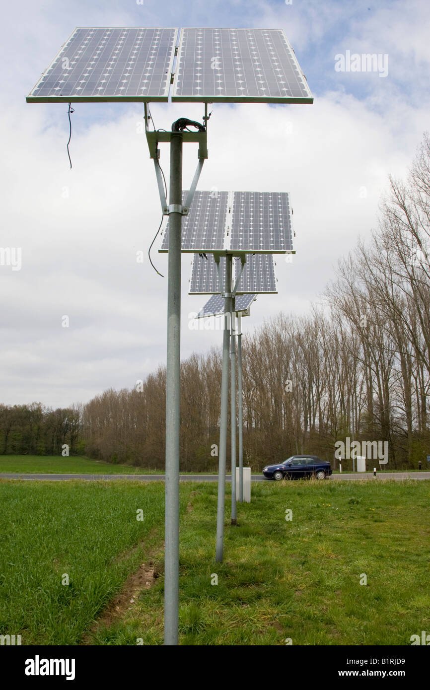 Pequeña instalación fotovoltaica o PV sistema para generar energía limpia, Dreieich, Hesse, Alemania, Europa Foto de stock