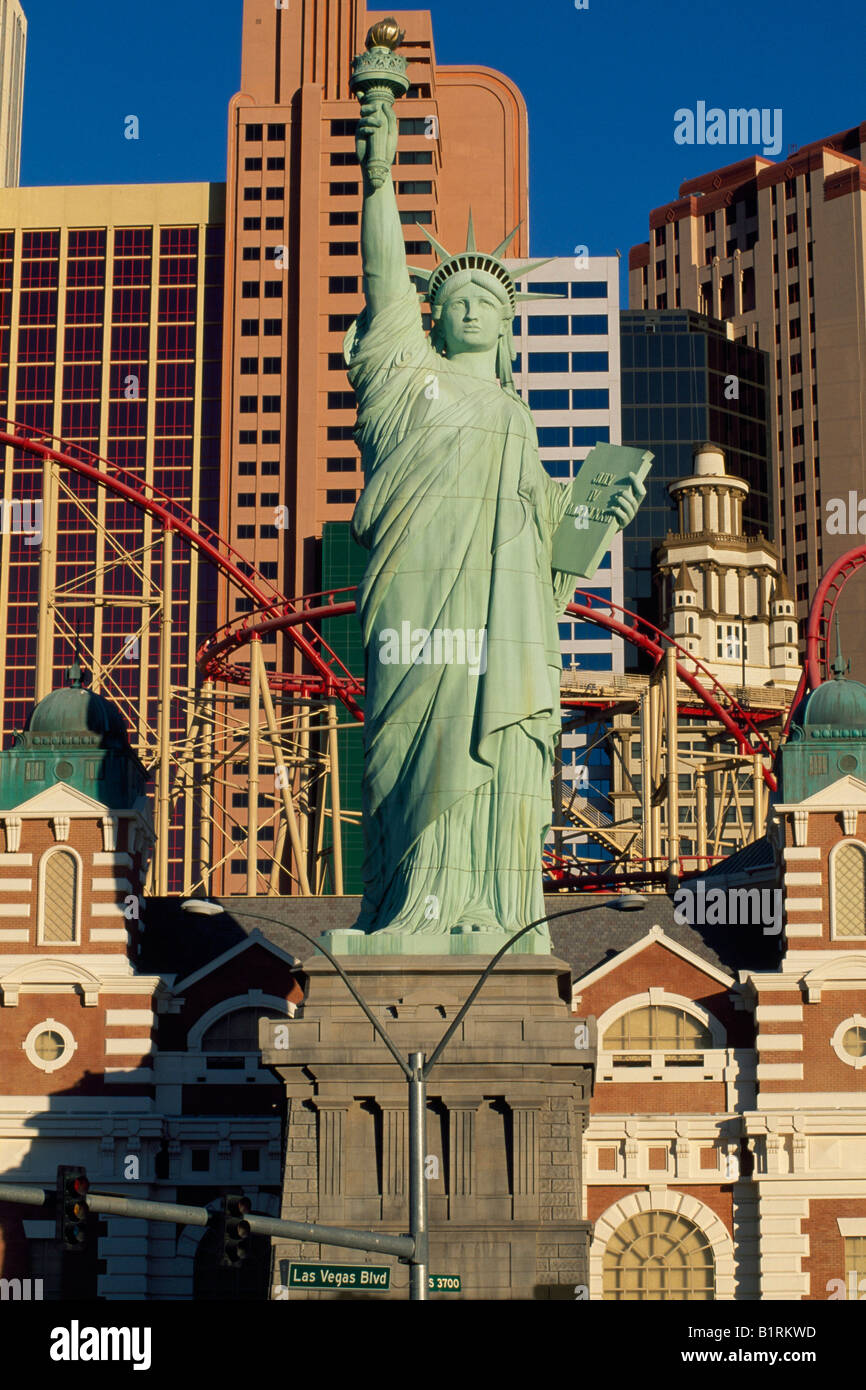 Kitschy estatua de la libertad fotografías e imágenes de alta