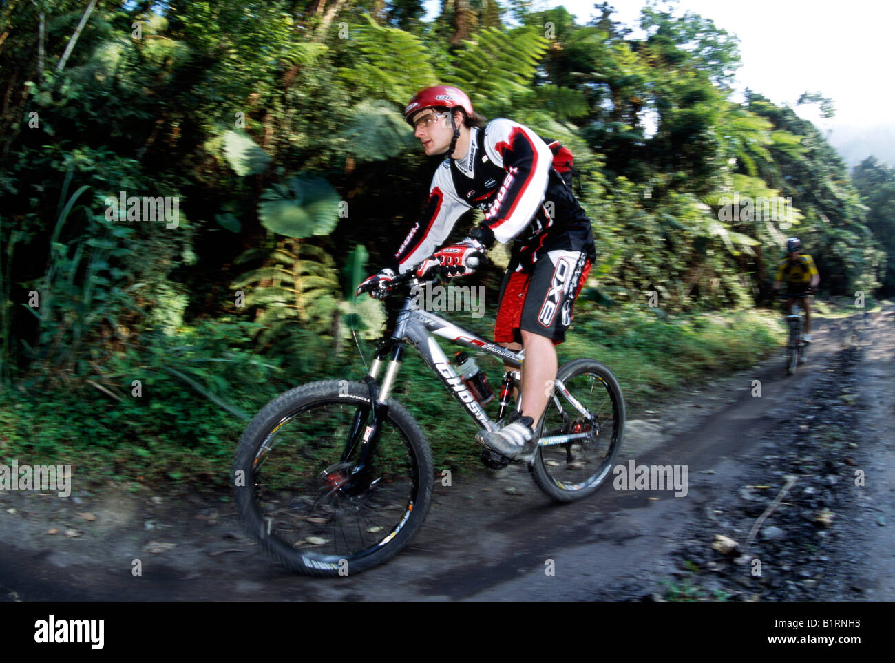 Ciclista de montaña, Tri Montaña, Taichung, Taiwán Foto de stock