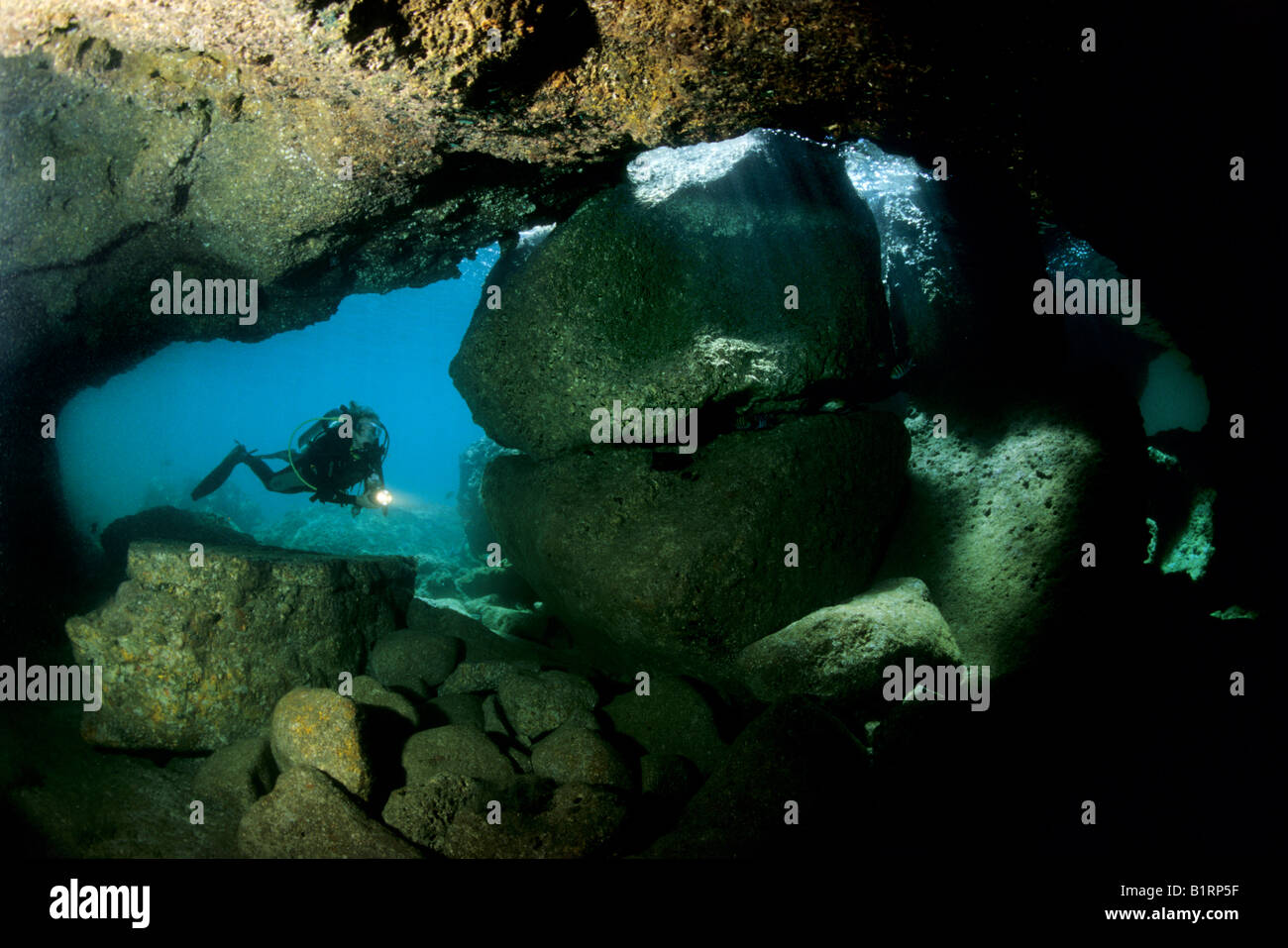 Scuba Diver explorar una cueva submarina, Musandam, Omán, Oriente Medio, el Océano Índico Foto de stock