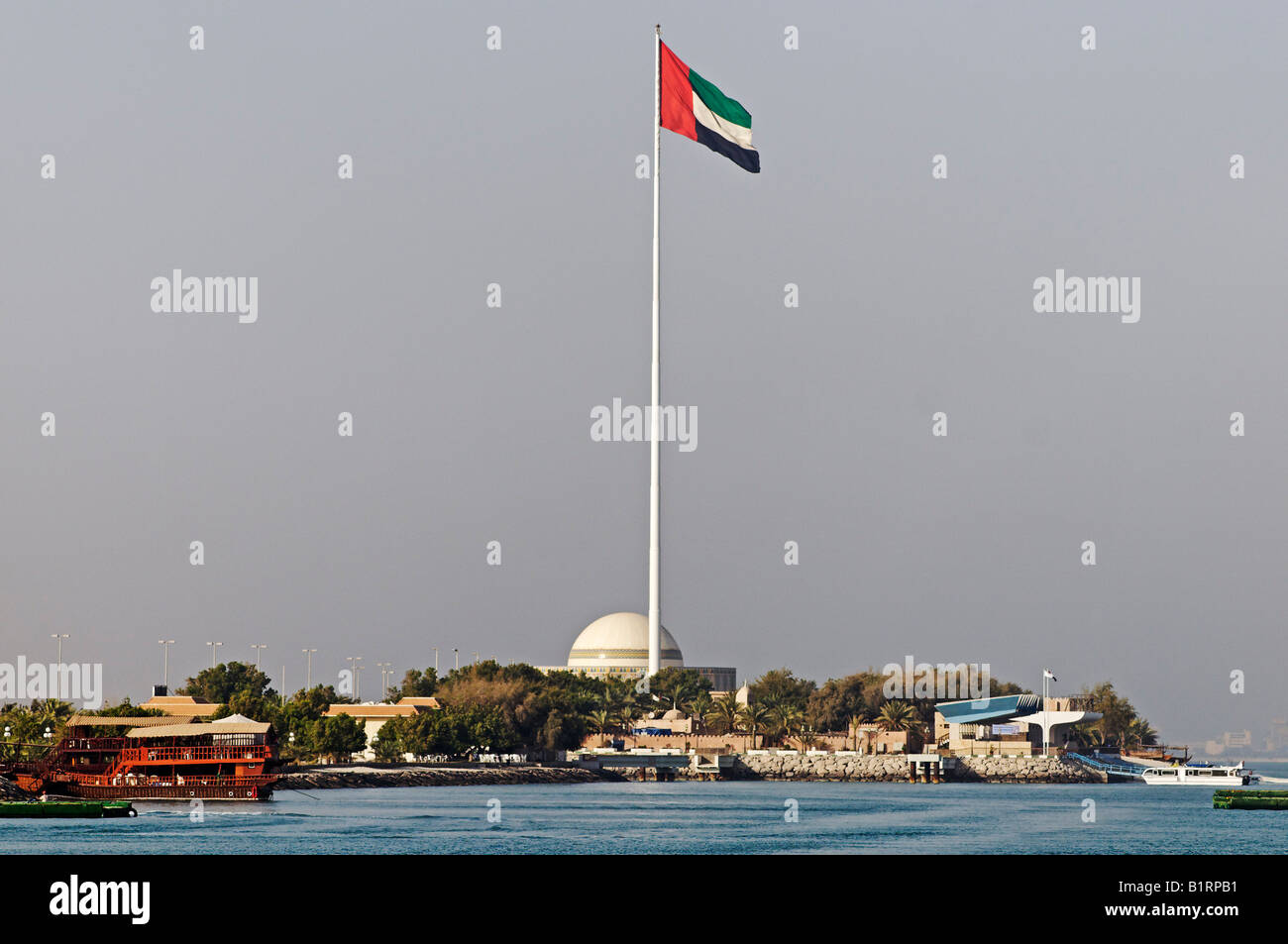 Mayor asta de bandera en el mundo con la bandera de los Emiratos Árabes Unidos, rompeolas, la ciudad de Abu Dhabi, Abu Dhabi, Emirat NACIONES UN Foto de stock