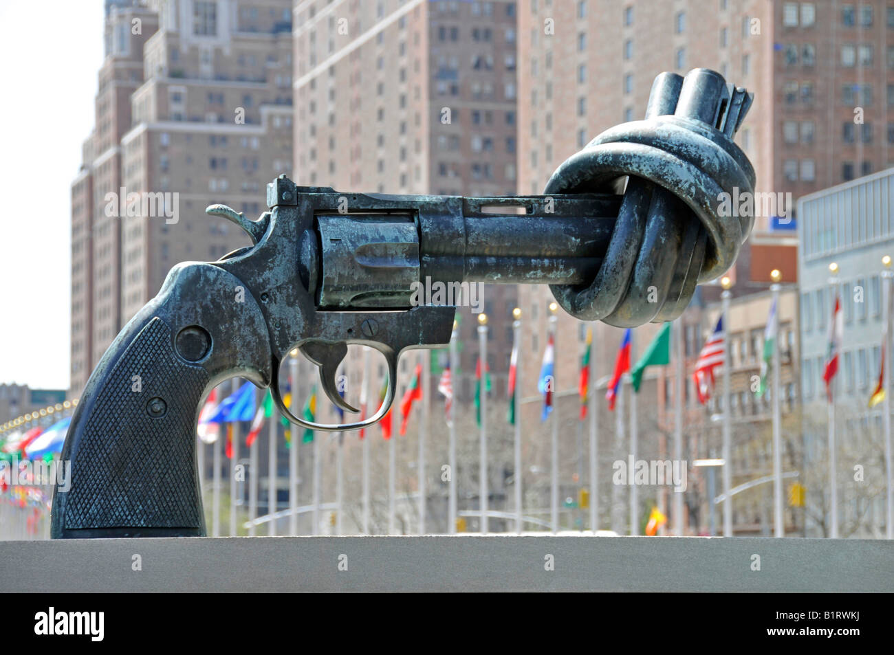 Nudo atado alrededor del cañón de un arma, la escultura del artista Carl  Fredrik Reuterswaerd delante de la Sede de la ONU, en Nueva York C  Fotografía de stock - Alamy