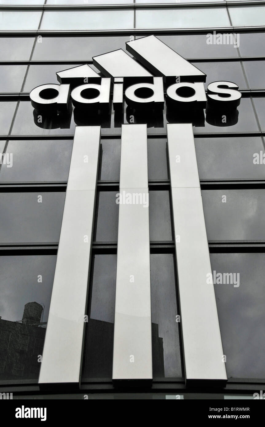 Tienda de adidas, empresa alemana de artículos deportivos en Manhattan,  Ciudad de Nueva York, EE.UU Fotografía de stock - Alamy