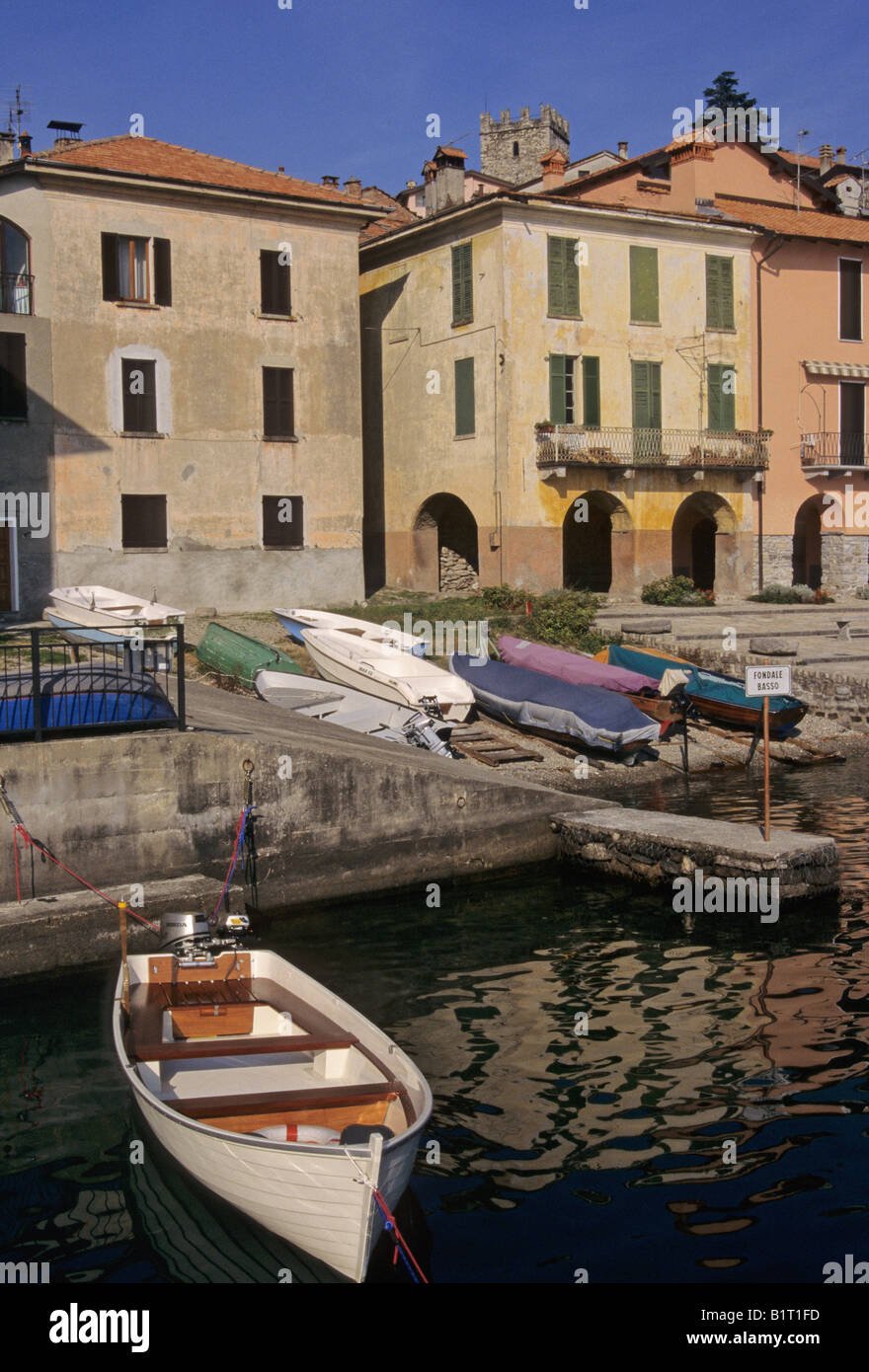 Santa Maria Rezzonico una pequeña aldea en la orilla del lago de Como Lombardía Italia Foto de stock