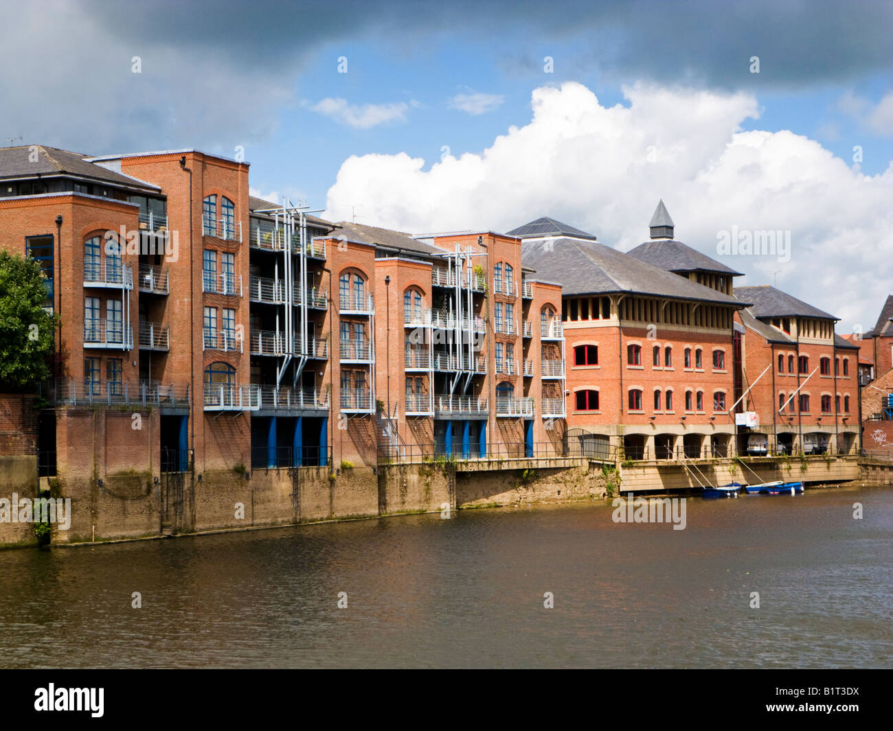 Almacenes reurbanizado hecha en Riverside pisos apartamentos en el río Ouse en el centro de York, Inglaterra, Reino Unido. Foto de stock