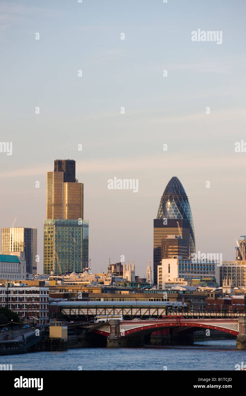 Inglaterra Londres Reino unido ciudad Natwest Tower 30 St Mary Axe el pepinillo rascacielos espacio de copia Foto de stock