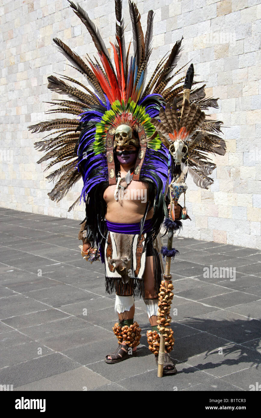 Man in traditional aztec costume fotografías e imágenes de alta resolución  - Alamy