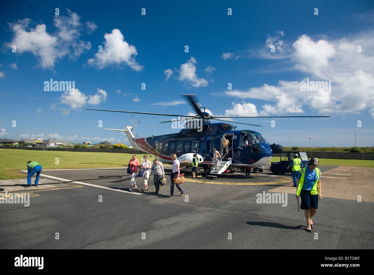 Sikorsky S61 helicóptero aterrizó en el helipuerto de Penzance aeropuerto de Isles of Scilly Cornwall Inglaterra GB Gran Bretaña UK Foto de stock