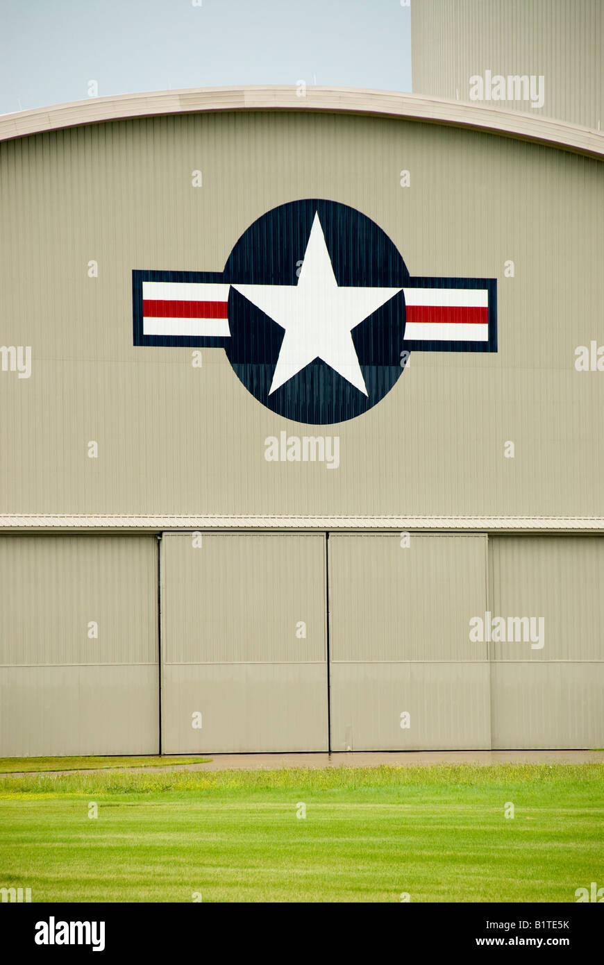 Hangar en el exterior del Museo Nacional de la Fuerza Aérea de los