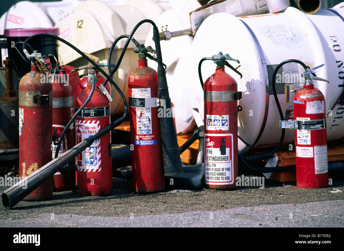 Desechar los extintores de incendios, Junk Yard Foto de stock