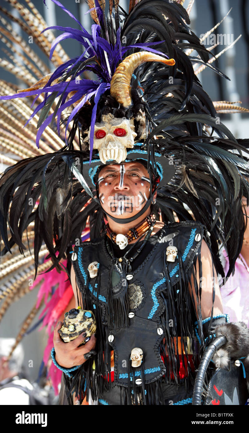Mexicano Azteca hombre vestido de traje de cráneo en un tradicional Festival azteca, el Museo Nacional de Antropología, Ciudad de México. Foto de stock
